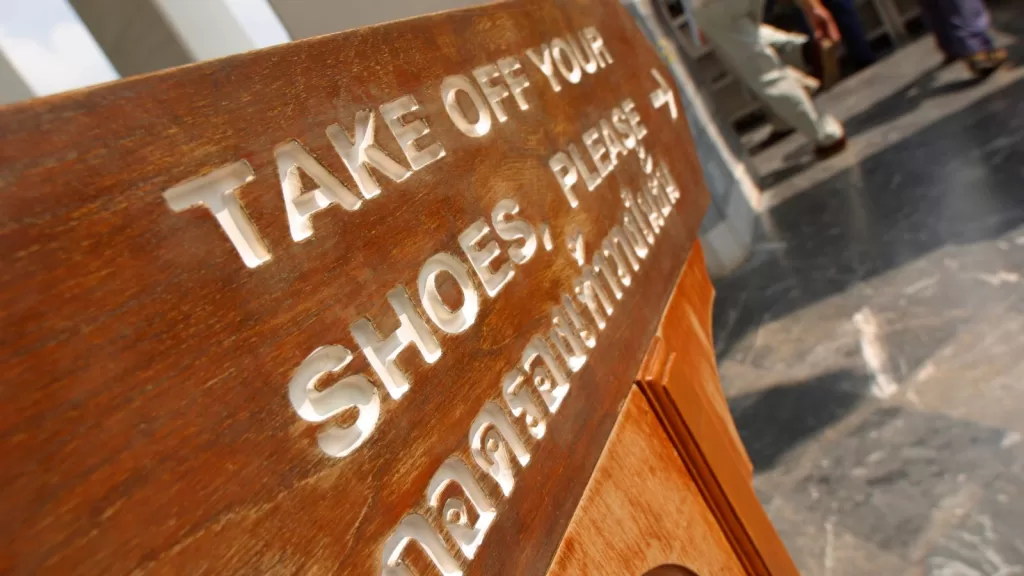 Thai customs for foreigners take shoes off