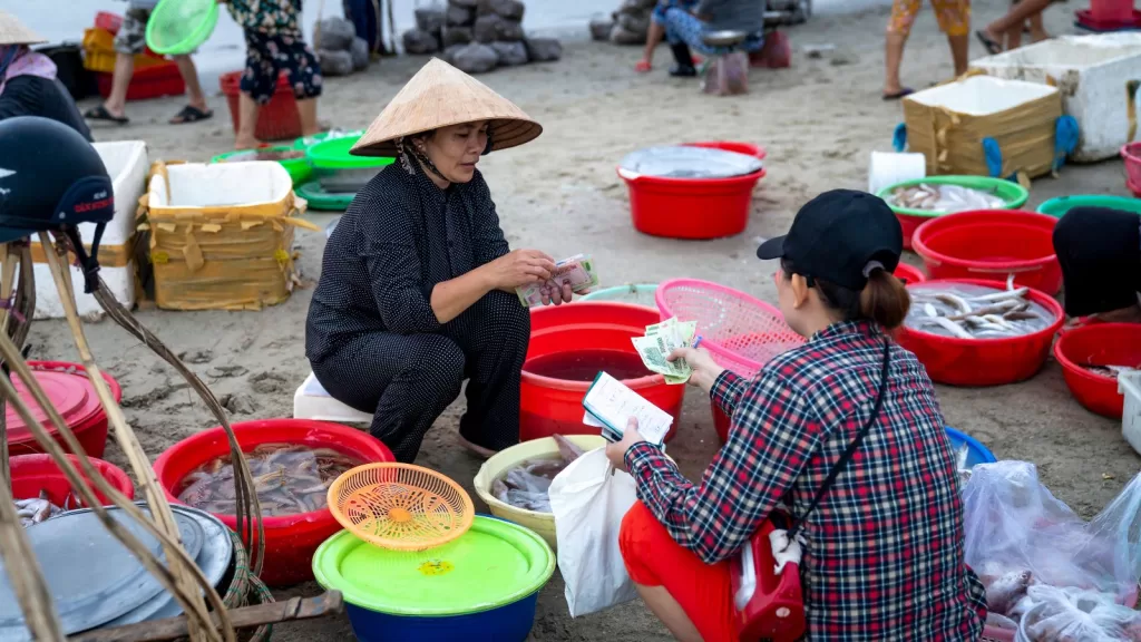 Thai customs for foreigners use right hand